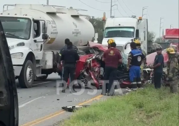 Pierde brazo tras estrellar su auto contra tráiler en Escobedo