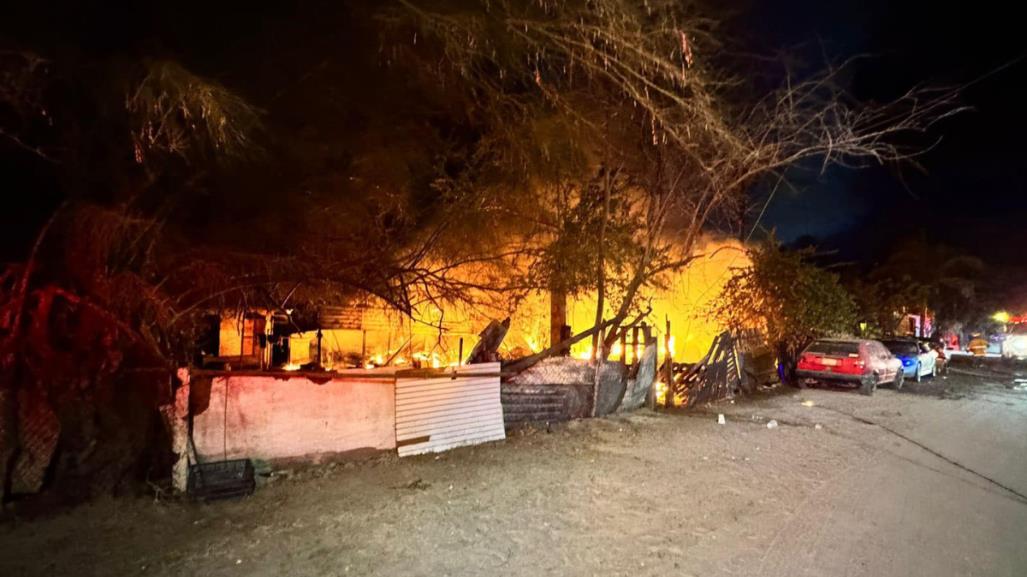 Hombre pierde la vida y tres casas son destruidas tras Incendio en El Manglito