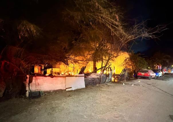 Hombre pierde la vida y tres casas son destruidas tras Incendio en El Manglito