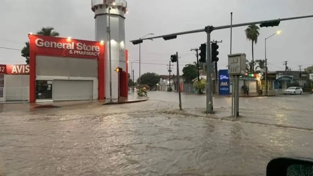 (VÍDEO) ¡Ileana azota Los Cabos! Provoca inundaciones severas y caos vial