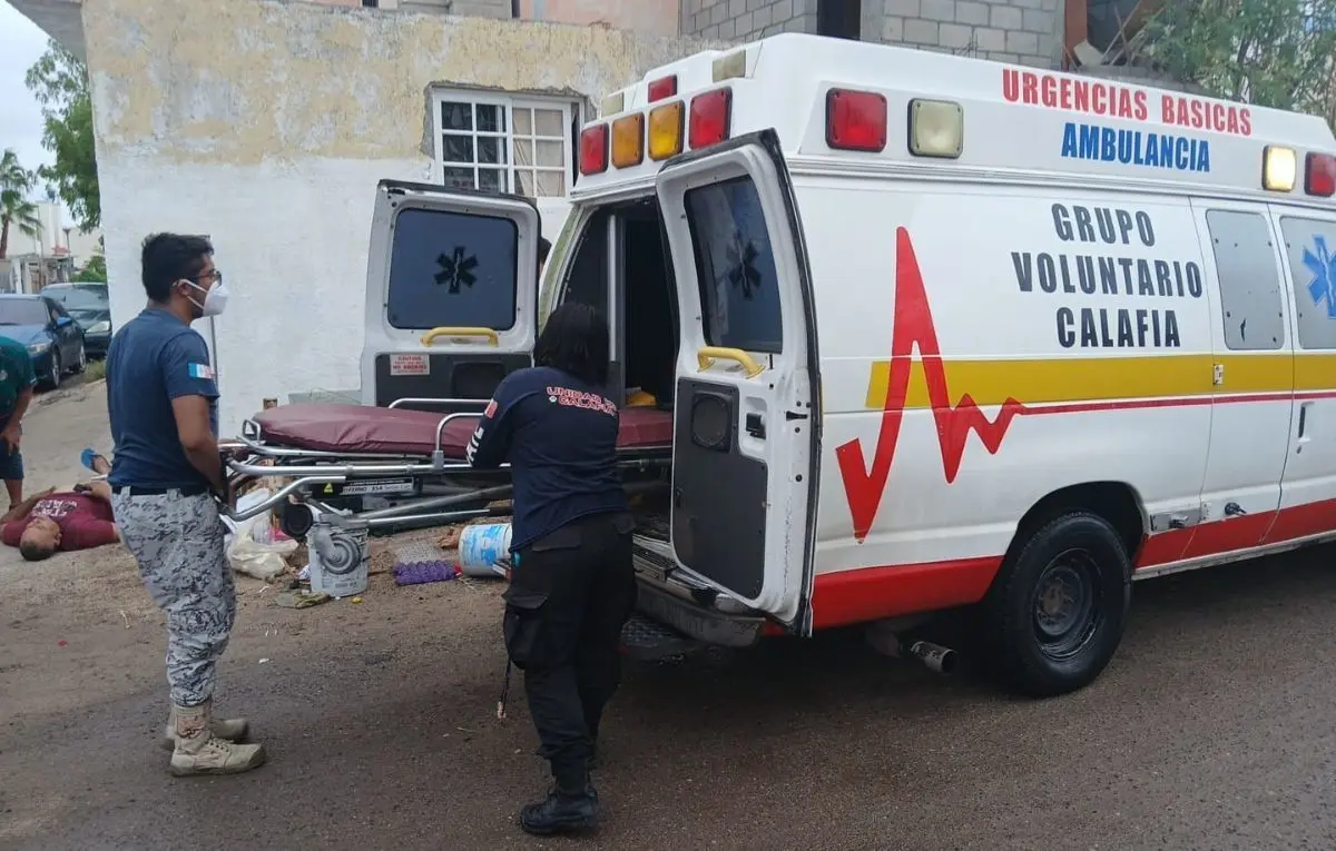 Hombre siendo atendido por el Grupo Voluntario Calafia. Foto: El Zalate Noticias