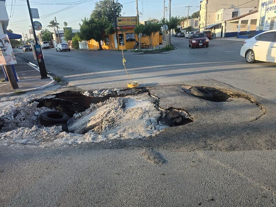 A consecuencia del acumulado de precipitaciones por la tormenta Francine, en Matamoros se abrió un socavón en el cruce de calle Primera y Luis Caballero. Foto: Redes sociales