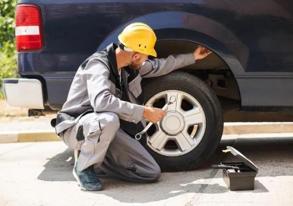 ¿Te pueden multar por arreglar tu vehículo en vía pública en la CDMX?