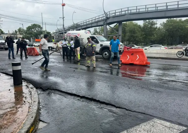 Mega fuga de agua provoca ruptura de pavimento en la Miguel Hidalgo