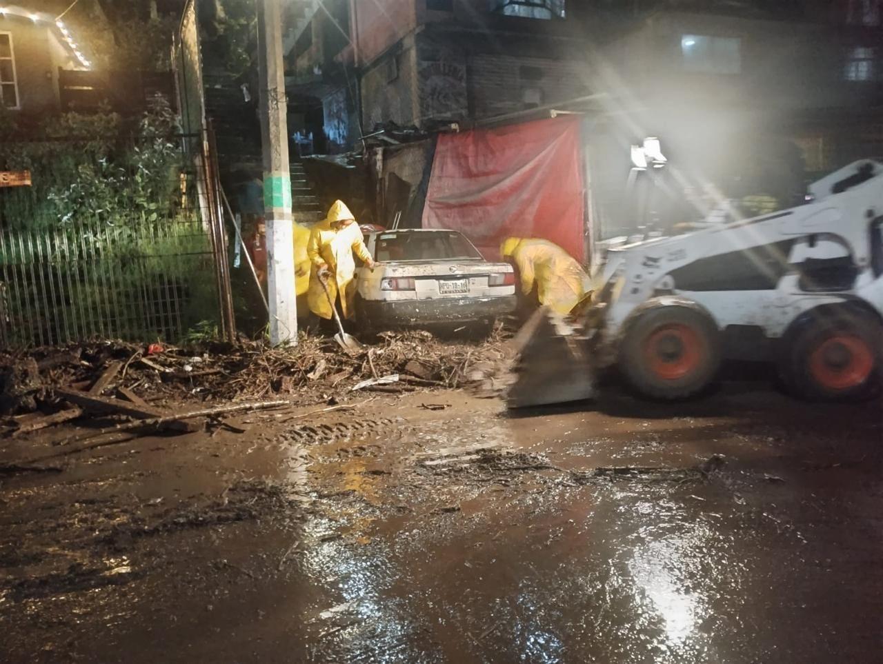 Personal del municipio de  Naucalpan empezó a limpiar las zonas afectadas, retirando basura y lodo. Foto: Ayuntamiento de Naucalpan