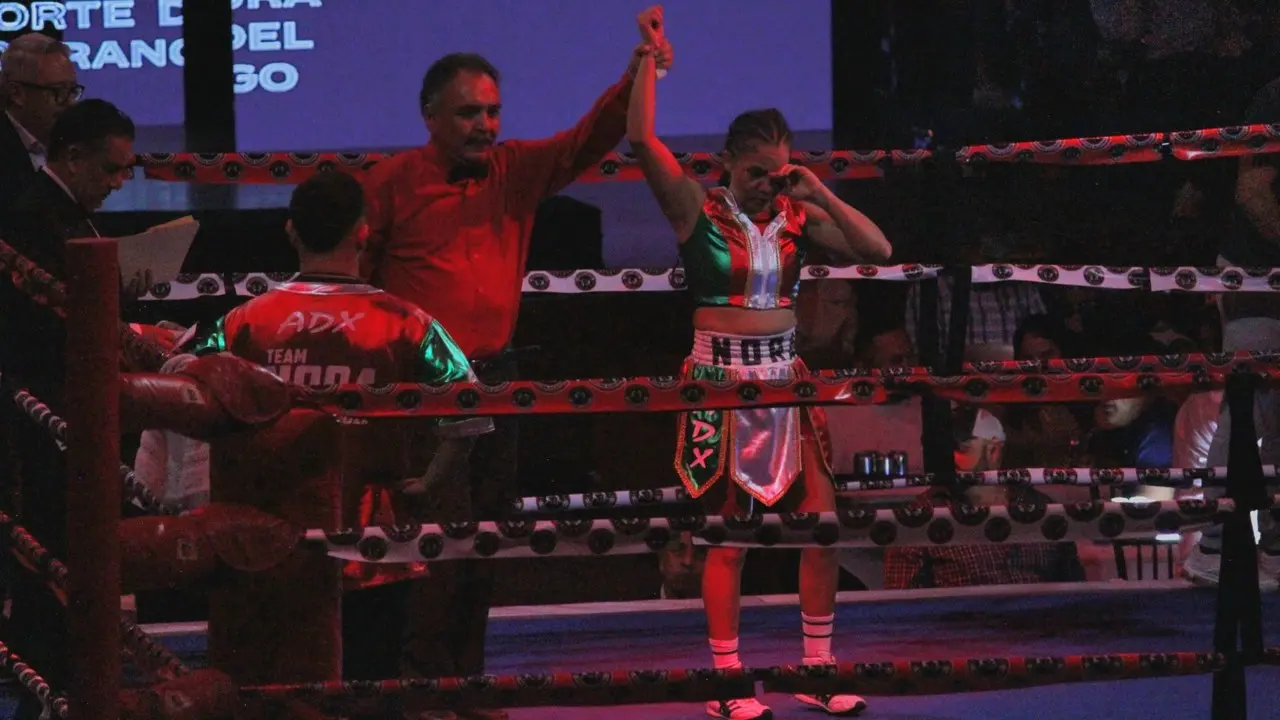 Nora Cardoza no pudo contener las lagrimas tras terminar su combate de retiro. Fotos: Gerardo Lares.