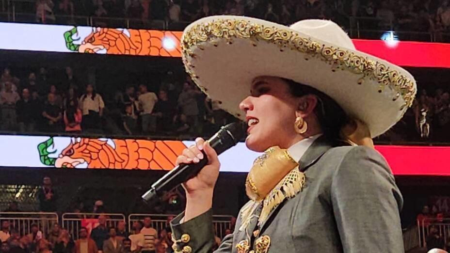 Camila Fernández se equivoca al cantar el Himno Nacional en pelea del Canelo