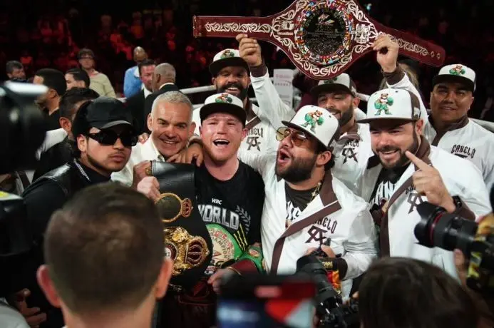 Canelo Álvarez vence a Edgar Berlanga por decisión unánime en Las Vegas