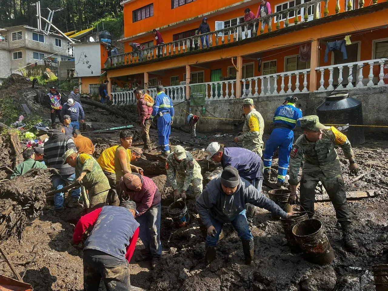 Los trabajos para localizar a las ocho personas que siguen desaparecidas, se reforzaron. Foto: SEDENA