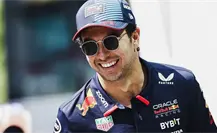 ‘Checo’ Pérez recibe obra de arte por su victoria en Bakú 2023