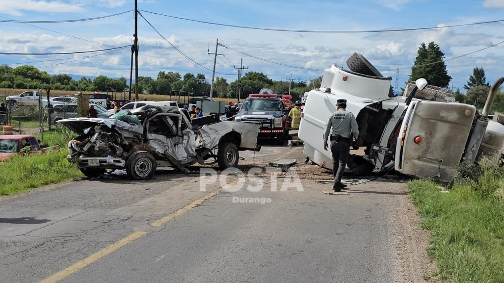 Choque entre Nissan y un trompo deja un joven muerto en carretera a Mezquital