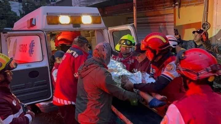 Rescatan a tres personas en Jilotzingo tras desgajamiento de cerro. Foto: Cortesía