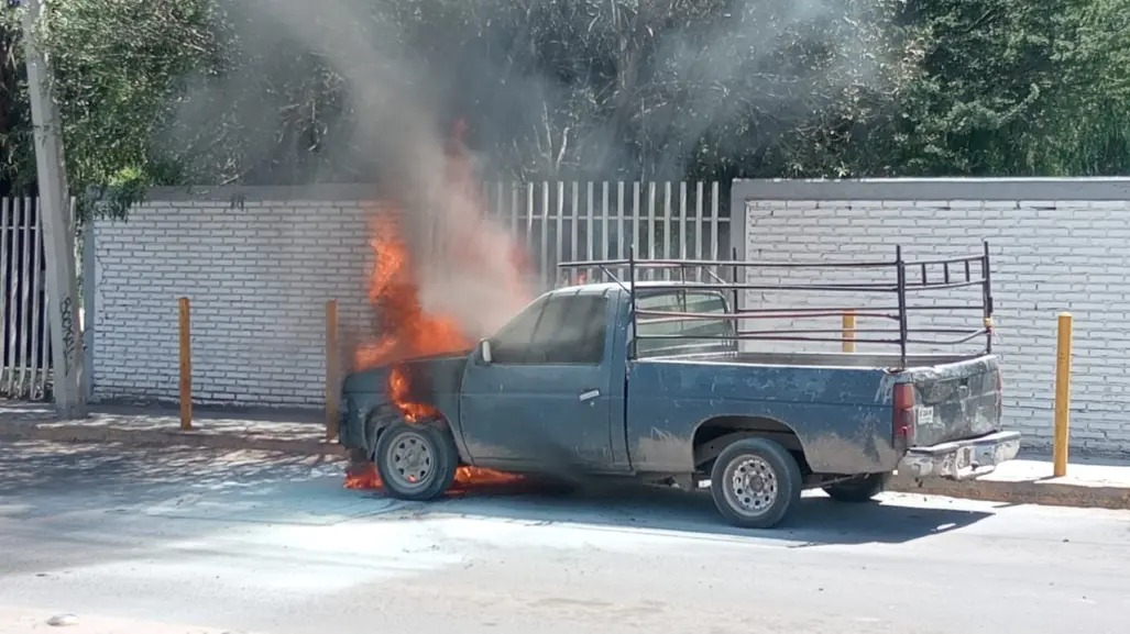 Falla mecánica ocasiona incendio en camioneta en crucero de Durango