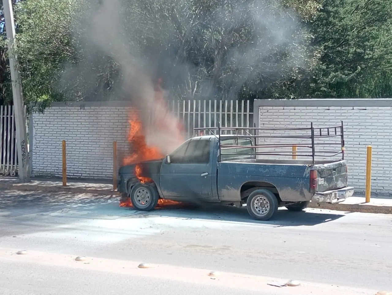 Se incendia camioneta sobre Circuito Interior. Foto: Especial.