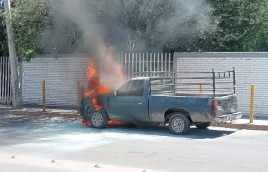 Falla mecánica ocasiona incendio en camioneta en crucero de Durango