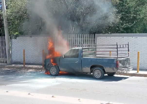 Falla mecánica ocasiona incendio en camioneta en crucero de Durango