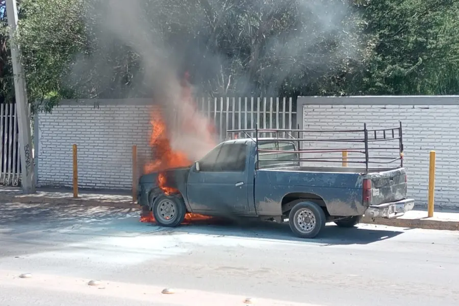 Falla mecánica ocasiona incendio en camioneta en crucero de Durango