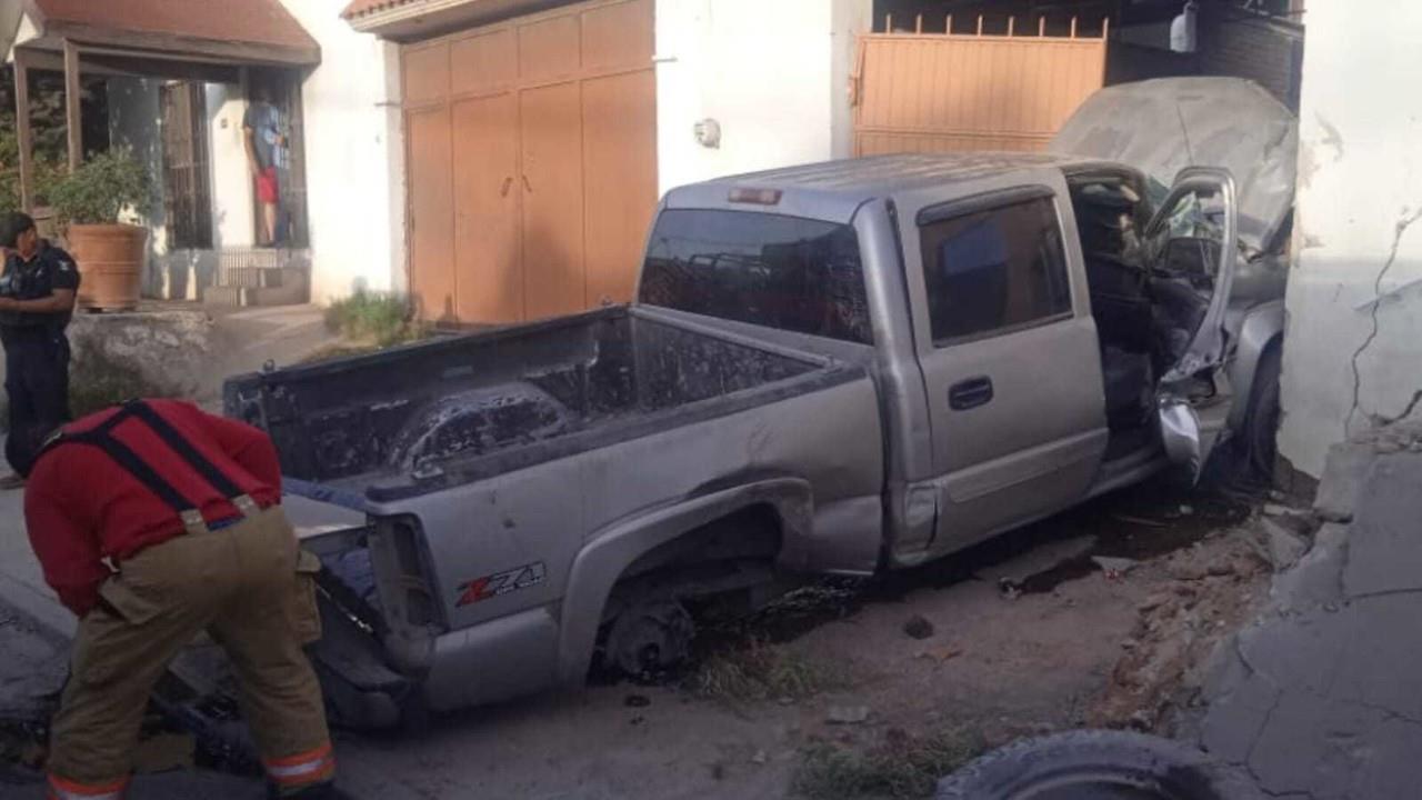 Están graves una mujer y una niña, madre e hija, tras un fuerte choque en el que hubo alcohol de por medio. Foto: Especial.