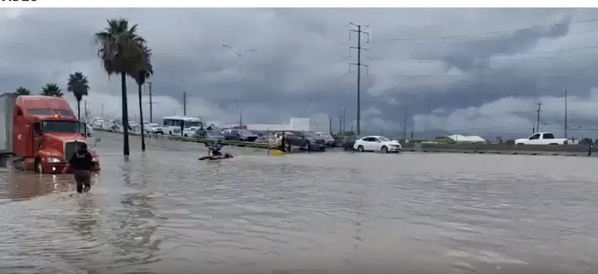 Rescatan a 3 personas atrapadas por inundación en Saltillo; cierran vialidades