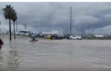 Rescatan a 3 personas atrapadas por inundación en Saltillo; cierran vialidades