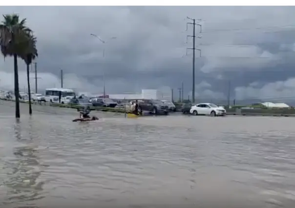 Rescatan a 3 personas atrapadas por inundación en Saltillo; cierran vialidades