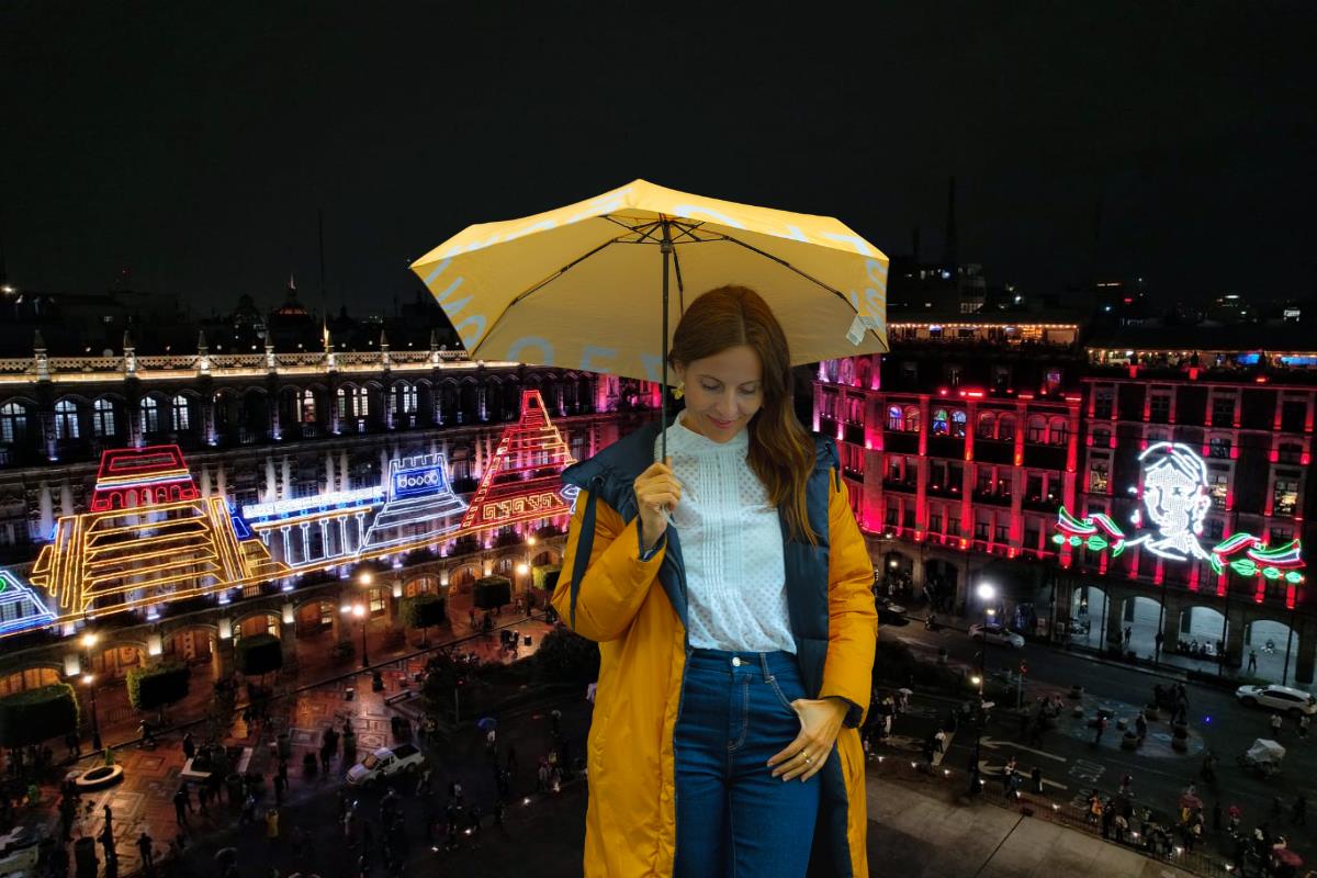 De fondo el alumbrado del Zócalo capitalino, persona con paraguas. Foto: @GobCDMX