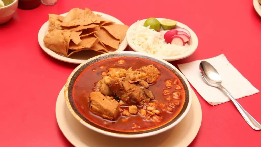 ¿Cómo se come el pozole en cada región de México?