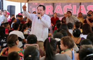 Joaquín Díaz Mena escucha peticiones durante su visita a Izamal y Chichimilá