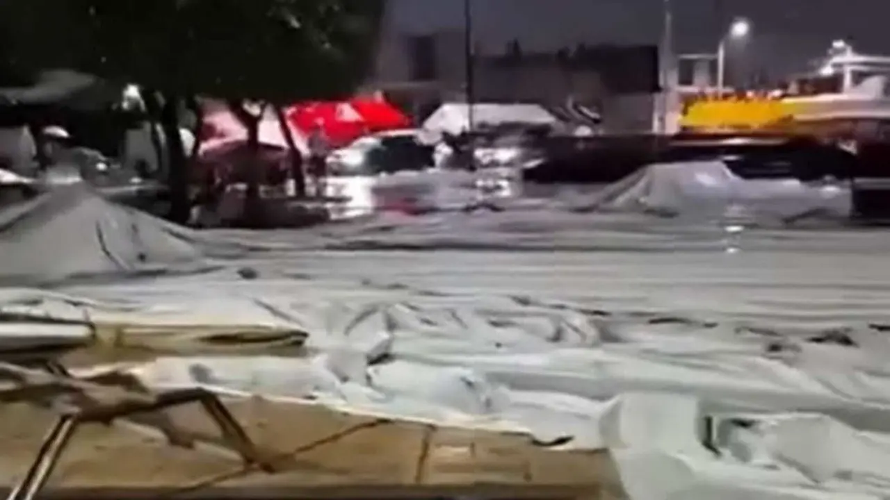 En Tonanitla se registró una fuerte lluvia y tormenta eléctrica que causó daños en el escenario donde se desarrollaría la ceremonia del Grito de Independencia. Foto: Captura de pantalla