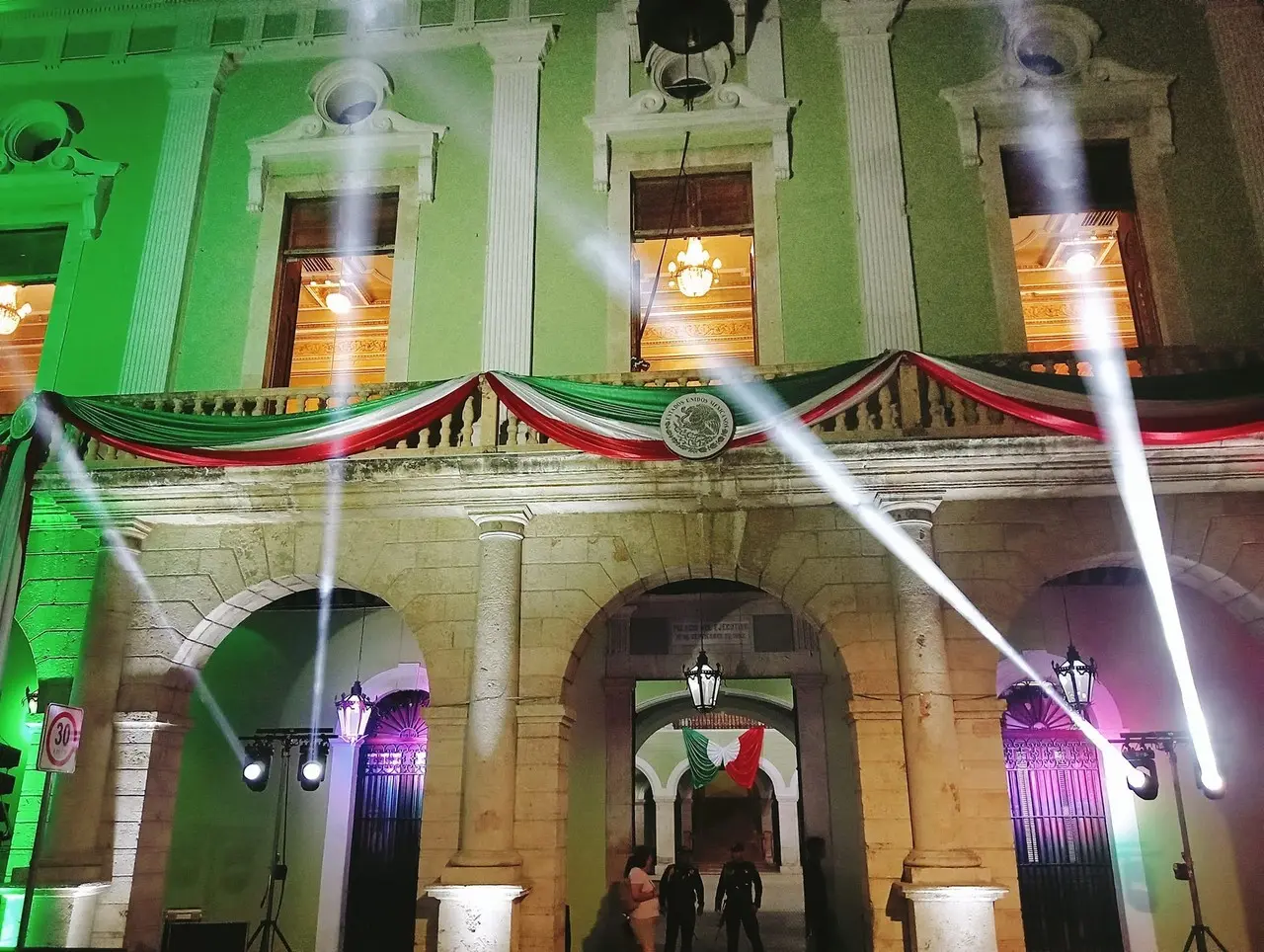 El Palacio de Gobierno luce galardonar con los colores del mes patrio Foto: El Negrito Bojorquez