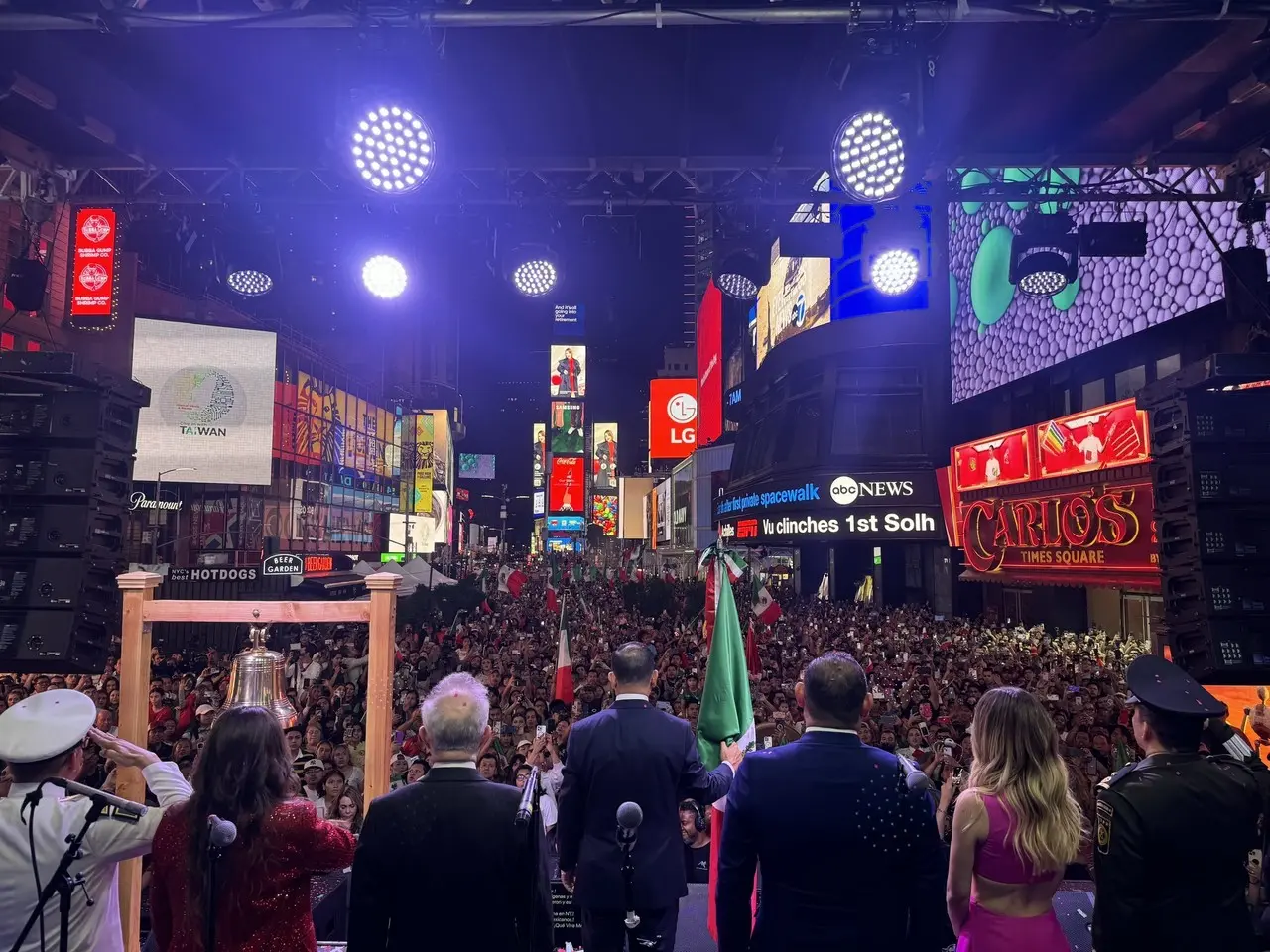 Grito de Independencia en Times Square, NY. Foto: @consulmxnuy en X.