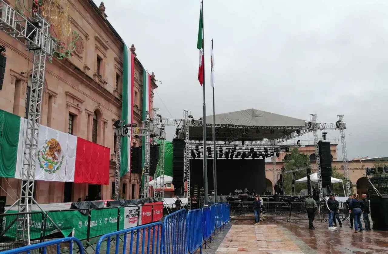 Plaza de Armas en Saltillo ya se preparan pese a lluvias para el Grito. Foto: Claudia Almaraz