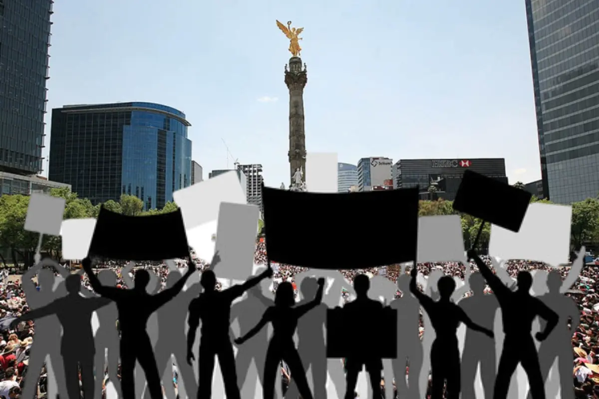 Personas frente al Ángel de Independencia.     Foto: Especial