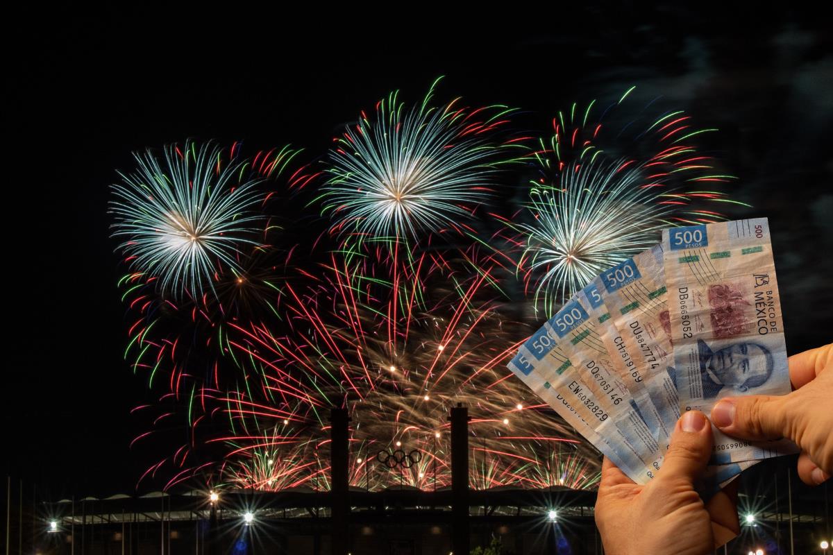 Fuegos artificiales, manos con pesos mexicanos. Foto: Canva