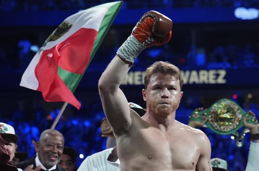 Canelo también consiguió otra marca en la historia del deporte en su país: al alcanzar su 22° victoria en peleas por el título mundial. Foto. AP John Locher