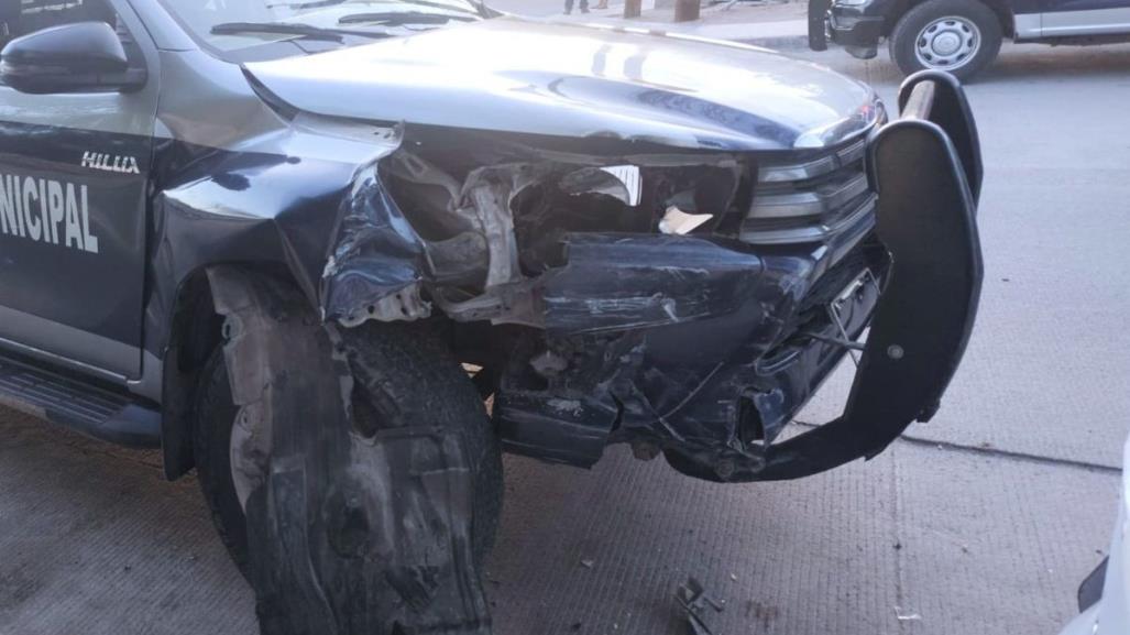 Se estrella policía en La Paz contra vehículos tras quedarse dormido al volante