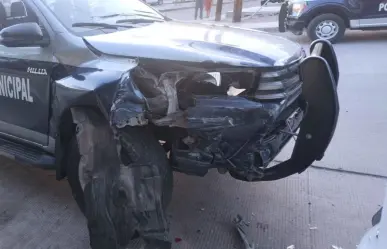 Se estrella policía en La Paz contra vehículos tras quedarse dormido al volante