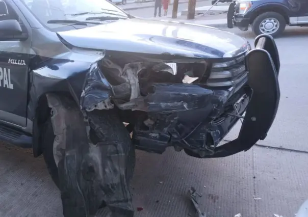Se estrella policía en La Paz contra vehículos tras quedarse dormido al volante