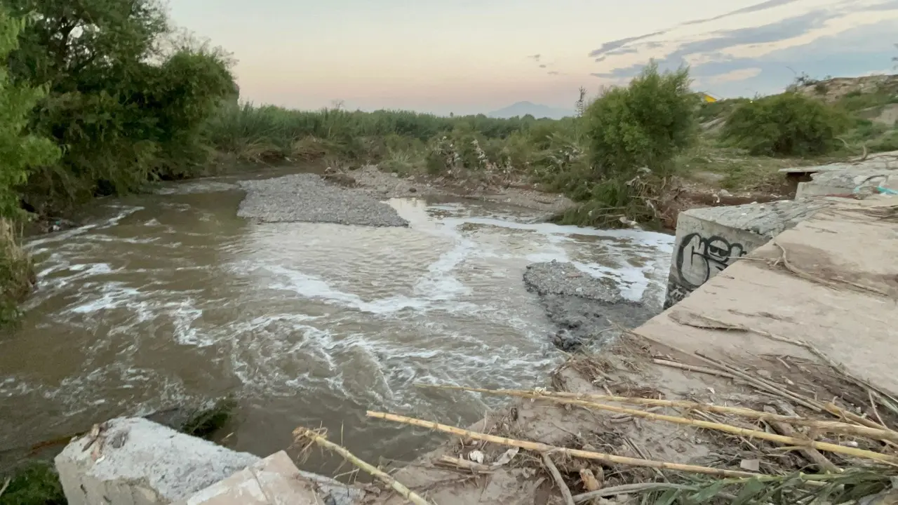 El incidente se produjo cuando una camioneta fue arrastrada por la crecida del arroyo en la colonia Escorial. (Fotografía: Cortesía)