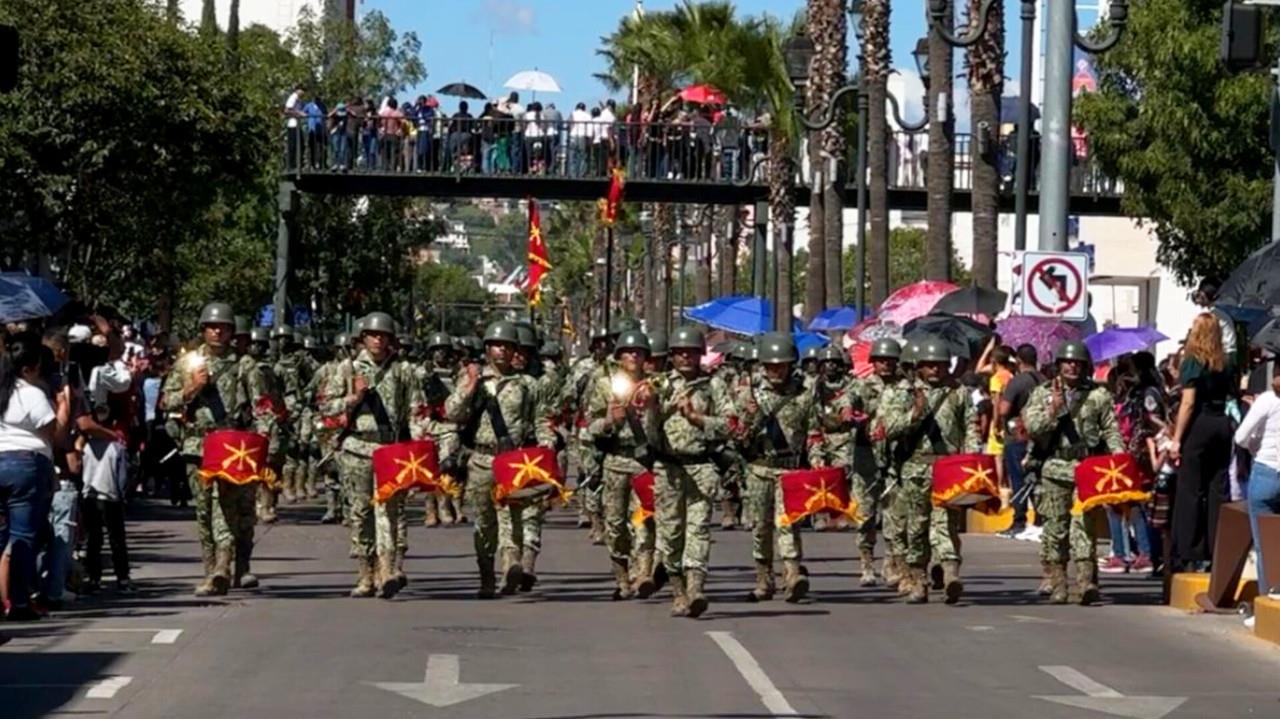 Escoltas, elementos de la Guardia Nacional y ejército mexicano desfilaron por la avenida principal. Foto: Jesús Carrillo.