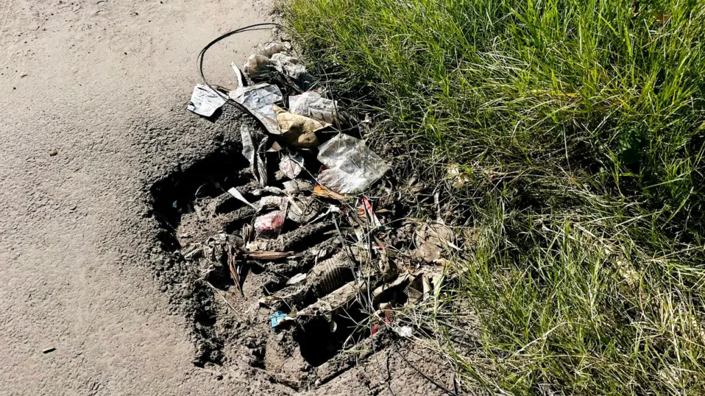 Continua la mala costumbre de tirar basura y tapar alcantarillas