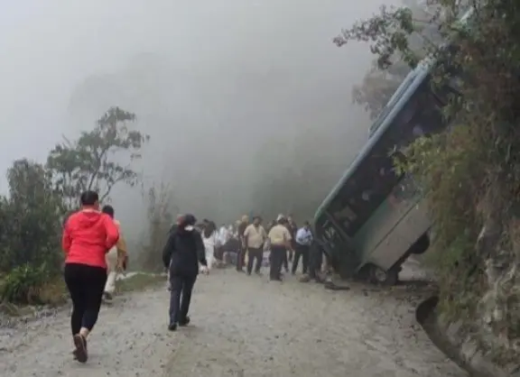 Rescatistas rumbo al autobús que volcó rumbo a Machu Picchu. Foto: X @cuscospot.