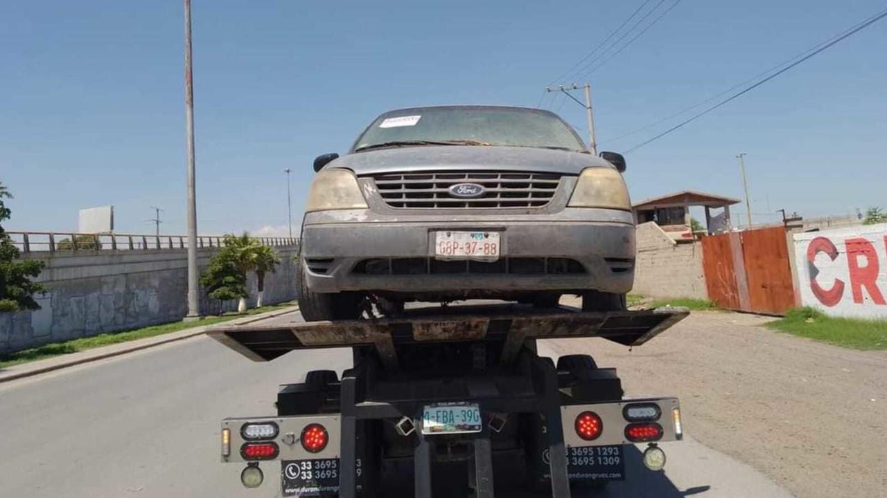 Con motivos de reducir contaminación visual y la incidencia delictiva en el municipio gomezpalatino, se intensificó el operativo contra autos abandonados. Foto: Facebook/ Ayuntamiento de Gómez Palacio.