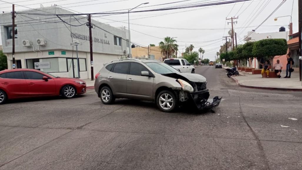 Camioneta choca contra auto en el Centro de La Paz