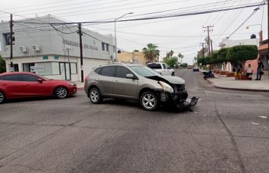 Camioneta choca contra auto en el Centro de La Paz