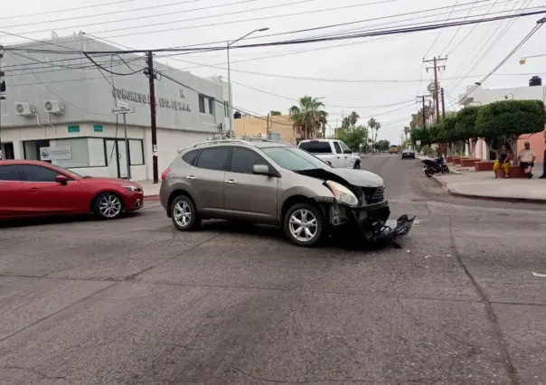 Camioneta choca contra auto en el Centro de La Paz