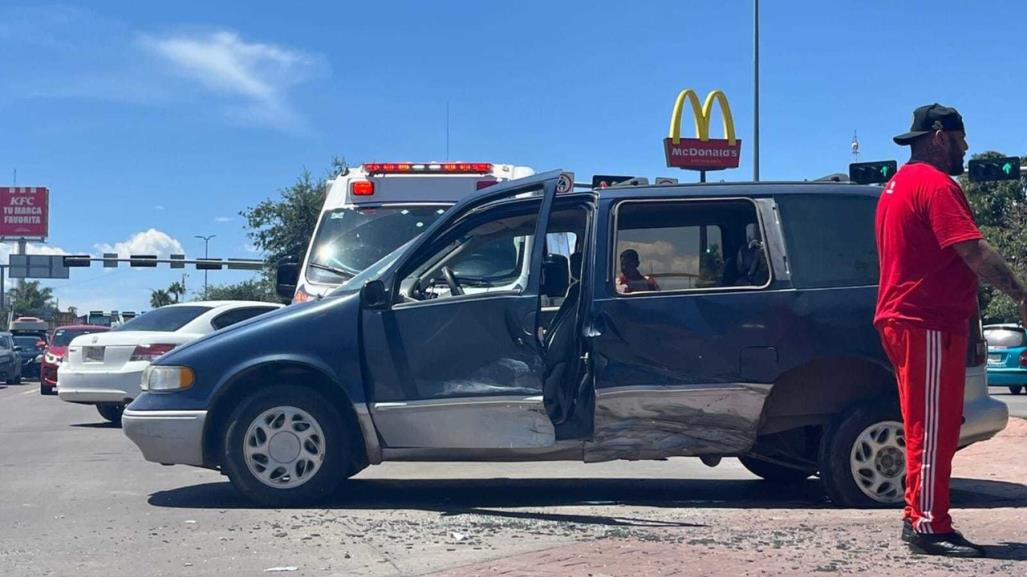 Choque entre vehículos en boulevard Francisco Villa