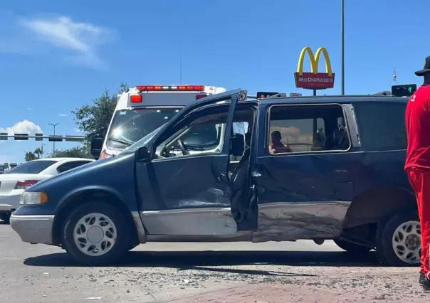 Choque entre vehículos en boulevard Francisco Villa