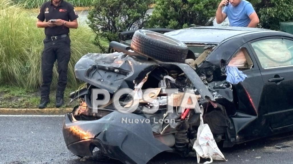 Se estrella automovilista contra señalamiento en avenida Constitución