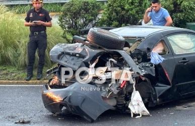 Se estrella automovilista contra señalamiento en avenida Constitución